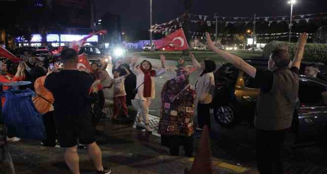 İzmir’de Erdoğan’ın zaferi kutlandı