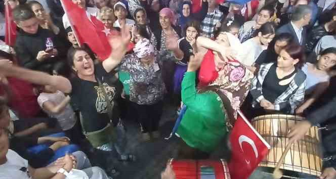 Balıkesir’de Roman vatandaşlar Cumhurbaşkanı Erdoğan’ın zaferini kutladı