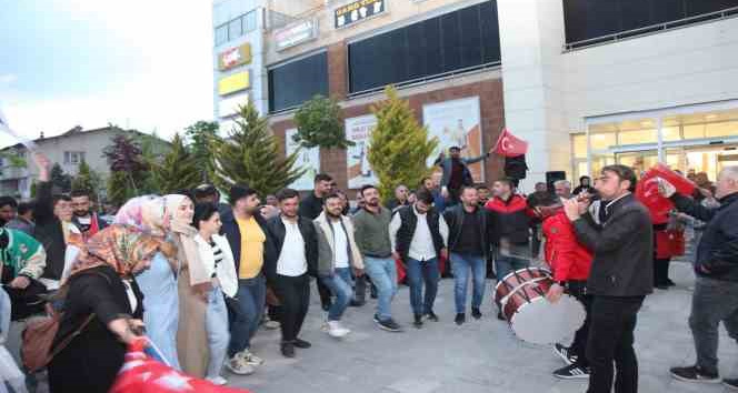 Ahlatlılar Cumhurbaşkanı Erdoğan’ın zaferini kutladı