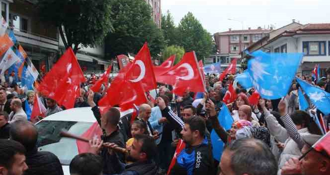 Kırklareli’nde vatandaşlar sokağa döküldü, Erdoğan’ın zaferini kutladı
