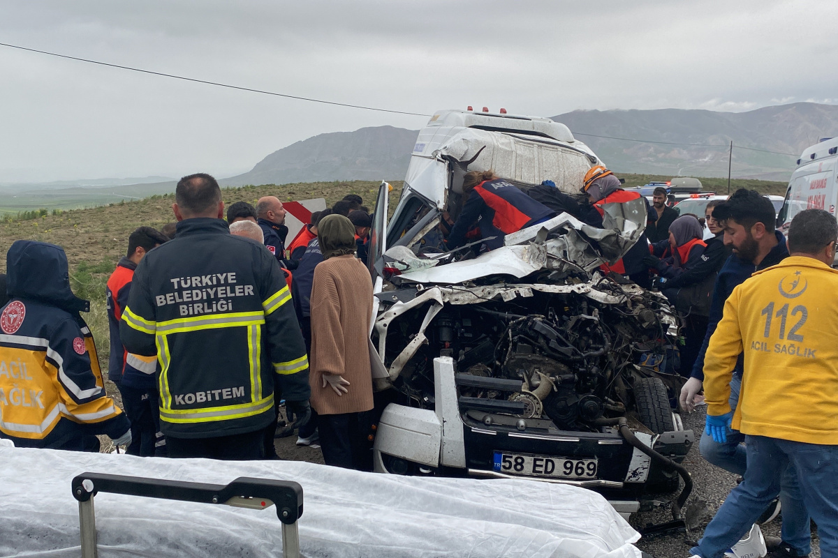 Sivas'ta servis aracı ile tır çarpıştı: Ölü ve yaralılar var