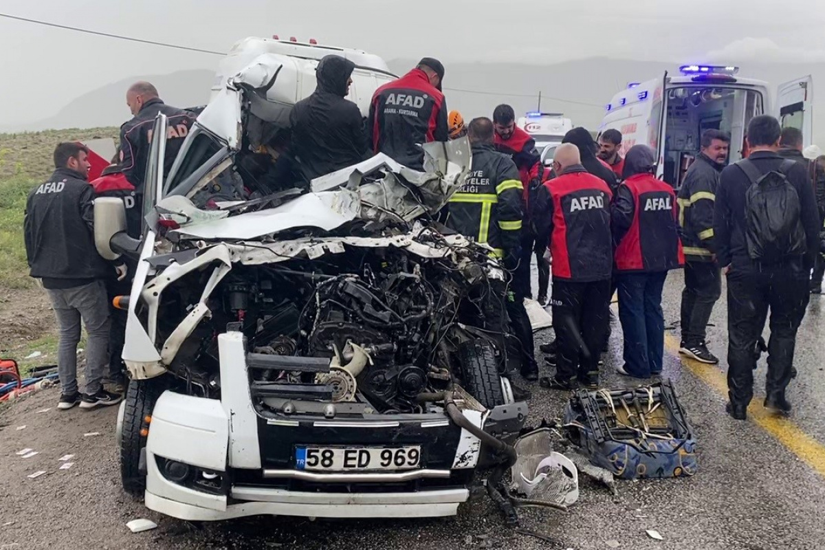 Sivas'ta servis aracı ile tır çarpıştı: 5 ölü, 2 yaralı