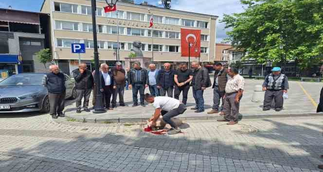 Seçim sonuçları için ilçe meydanında kurban kesti