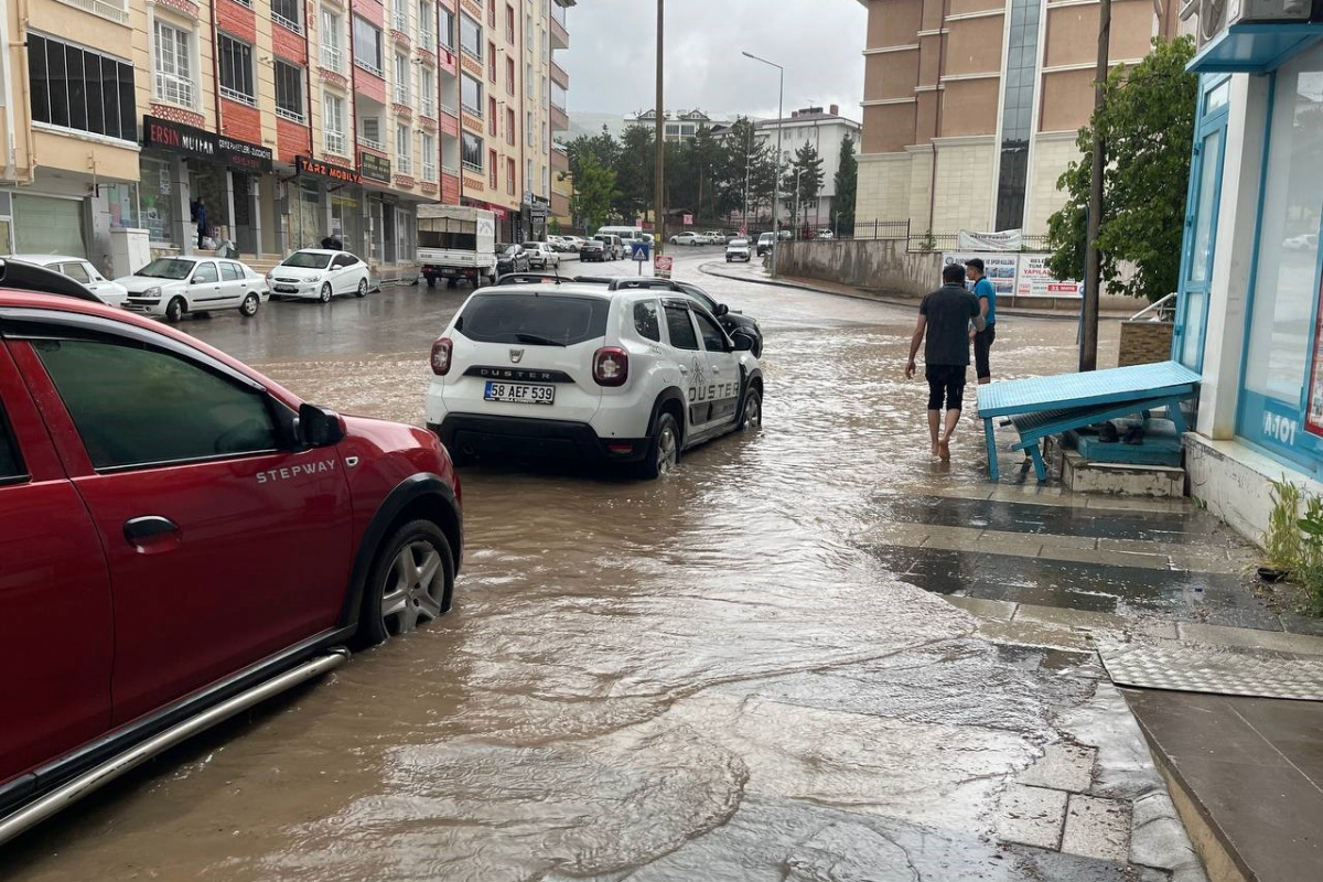 Suşehri’nde yollar göle döndü