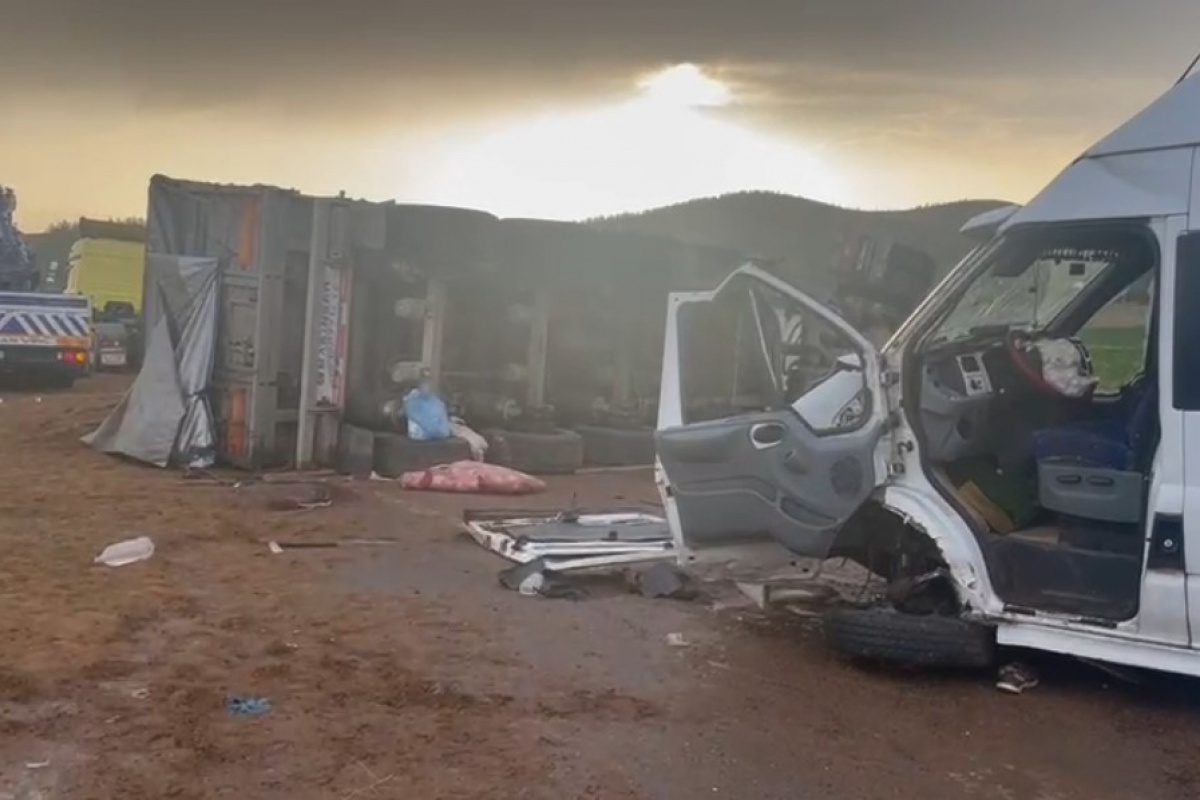 TAG Otoyolu'nda 5 aracın karıştığı kazada ortalık savaş alanına döndü: 2 ölü, 20 yaralı