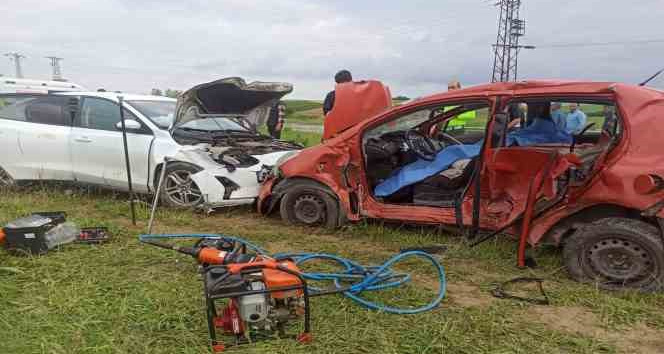 Kırklareli’nde iki otomobil kafa kafaya çarpıştı: 1 ölü, 4 yaralı