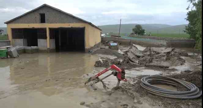 Muş’ta selde köprü yıkıldı, 5 araç ve 35 ev hasar gördü