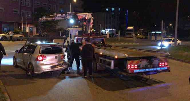 Kamyonet kavşakta otomobille çarpıştı: 3 yaralı