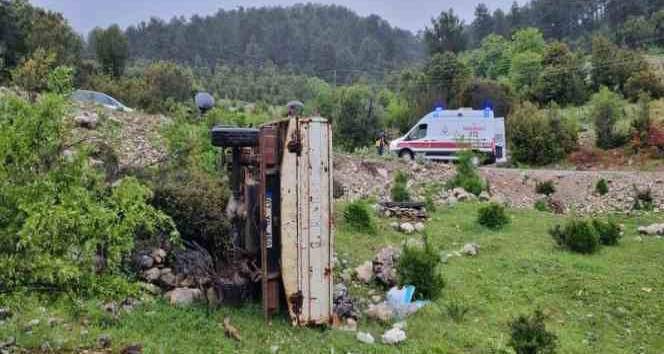 Isparta’da kamyonet şarampole yuvarlandı: 1 ölü, 1 yaralı