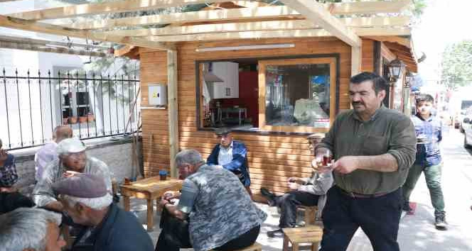 Depremde çayhanesini kaybetti yeniden ayağa kalkıp hizmete başladı