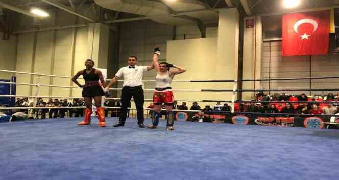 Kız çocuğu kick boks yapamaz diyenlere aldırmadı, Dünya şampiyonu oldu