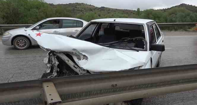 Kırıkkale’de otomobil bariyerlere çarptı: 4 yaralı