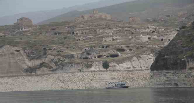 Ilısu Baraj gölündeki su seviyesi yükseldi: Turistler Deliklitaş Mağarasını tekne ile görme fırsatı buldu