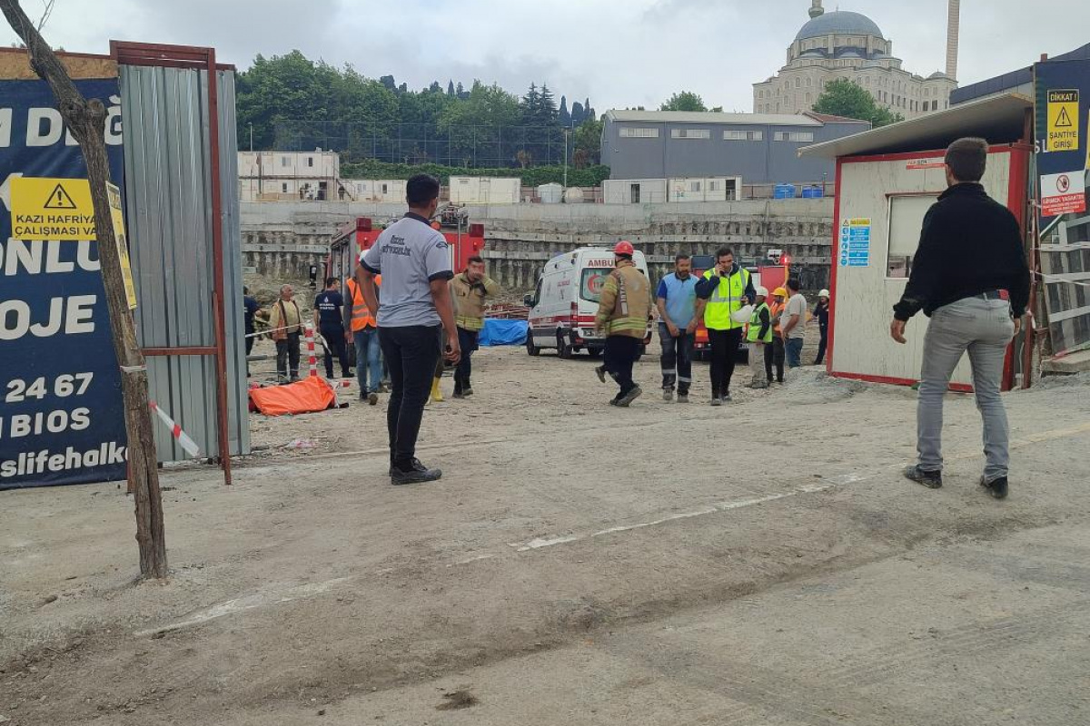 Küçükçekmece’de demir yüklü tır şantiye alanına düştü