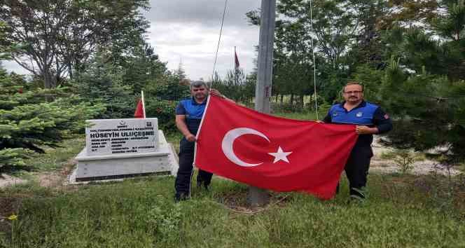 Günyüzü’nde şehit mezarlarının Türk bayrakları zabıtalara emanet