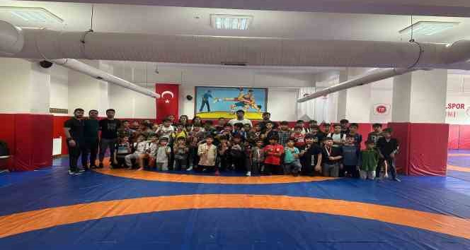 Küçükler minderi terletti