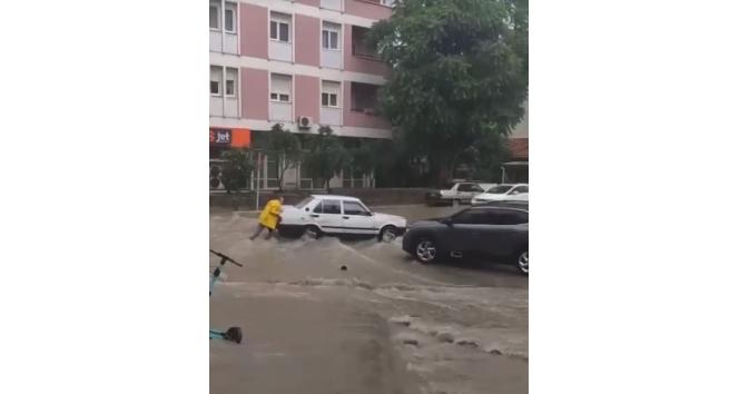 İzmir’i yine sağanak vurdu, manzara değişmedi