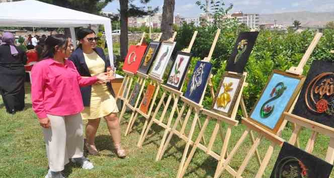 Cizreli kadınlar el emeklerini sergiledi