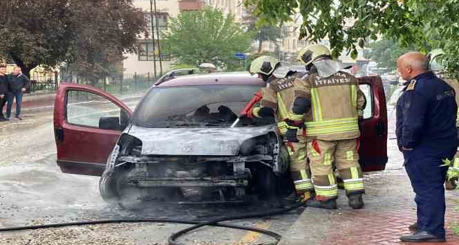 Ankara’da korkutan yangın: kontağı çevirdi, araba alev aldı