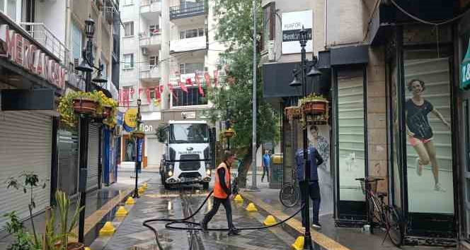 Yalova Belediyesi’nden cadde, sokak ve parklarda hummalı çalışma