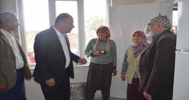 Başkan Oprukçu, evi depremde hasar gören ailenin yüzünü güldürdü