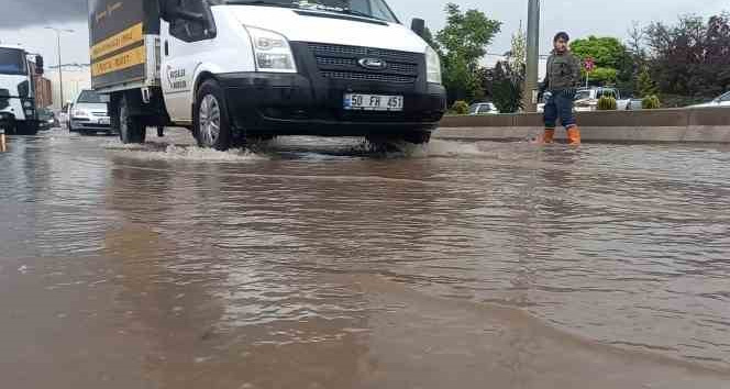Kırıkkale’de aniden bastıran yağışta caddeler göle döndü