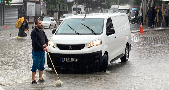 Başkentte sağanak yağış: Yenişehir Pazarı önü sular altında kaldı, vatandaşlar zor anlar yaşadı
