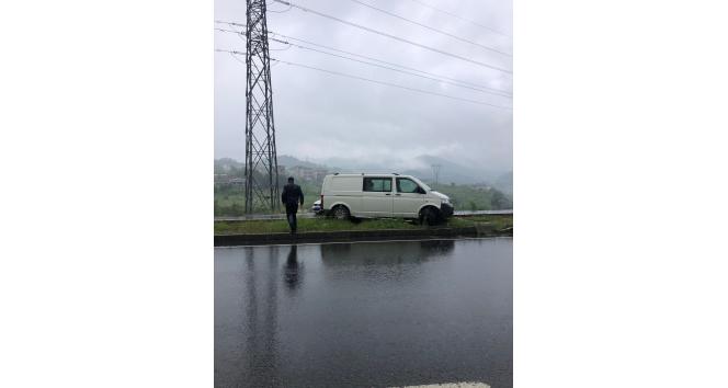 Direksiyon hakimiyetini kaybetti, kaldırıma çıktı