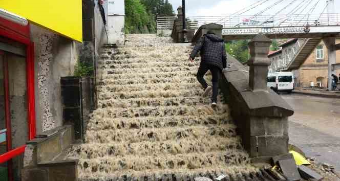 Bitlis’te sağanak sele neden oldu