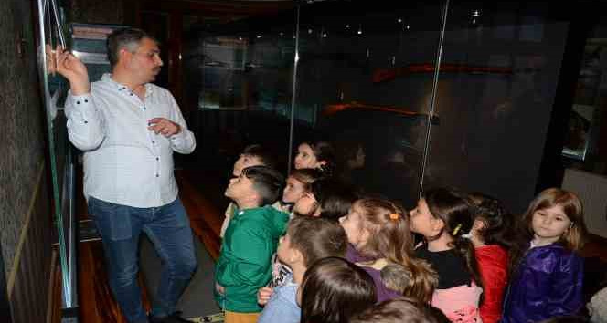 Minik öğrenciler Radyo Sergisi’ni ziyaret etti