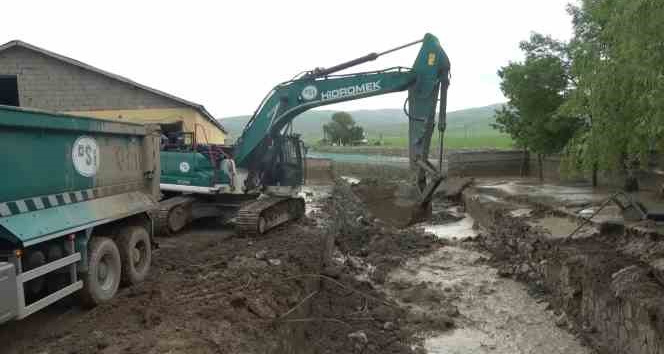 Muş’taki sel felaketinin yaraları sarılıyor