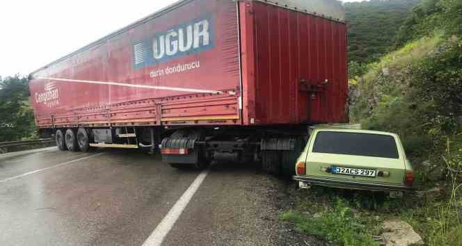 Eğirdir’de tır otomobile çarptı: 2 yaralı