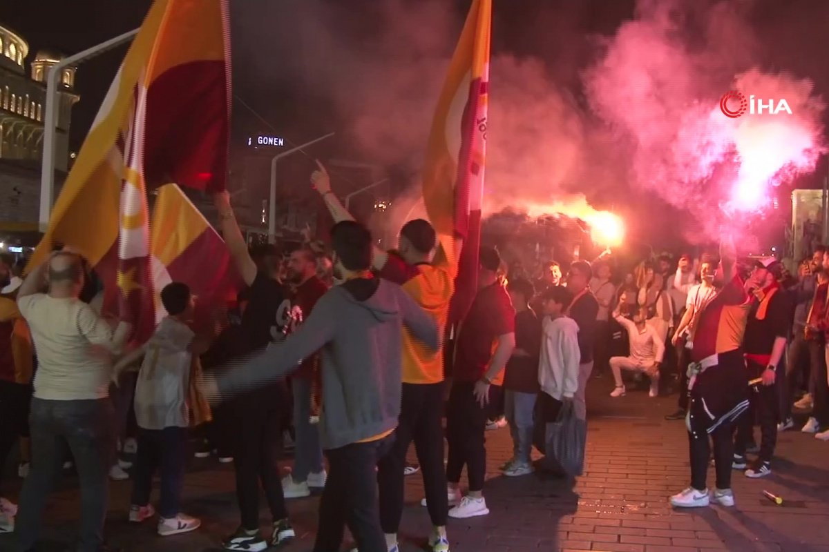 Galatasaraylı taraftarlar Taksim'e akın etti