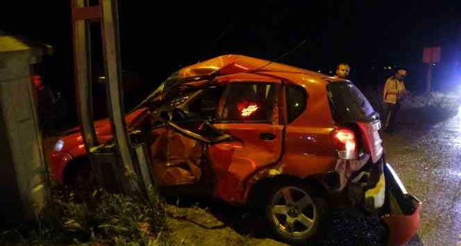 Kontrolden çıkan otomobil elektrik direğine çarptı: 1’i ağır 2 yaralı
