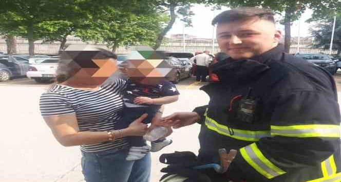 Yalova’da otomobilde mahsur kalan bebeği itfaiye kurtardı