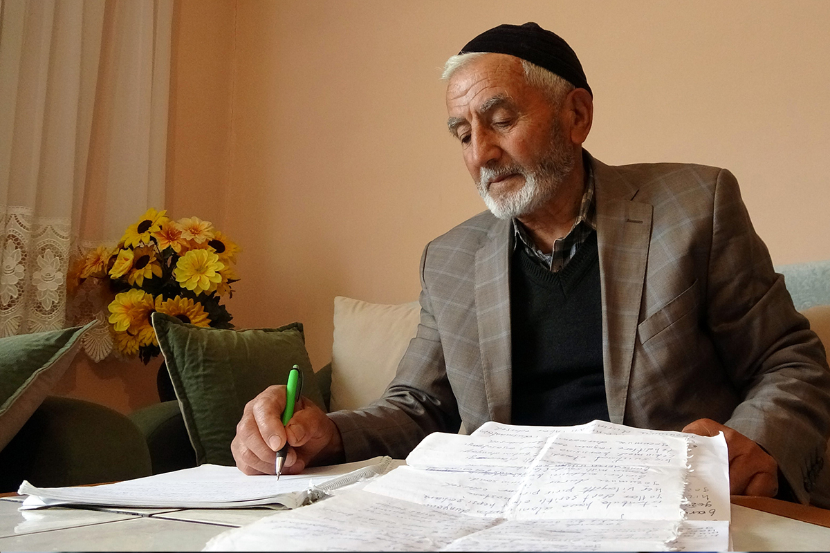 75 yaşındaki Eyüp Özer, 'Cumhurbaşkanı Erdoğan' sevgisini şiire döktü