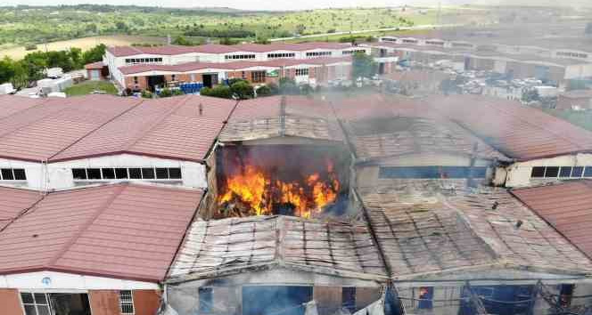 Edirne’de mobilya deposundaki yangın havadan görüntülendi