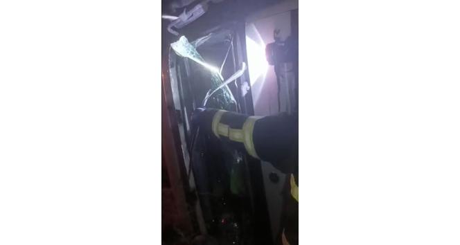 Direksiyon hakimiyetini kaybeden un yüklü tırın sürücüsü hafif yaralandı