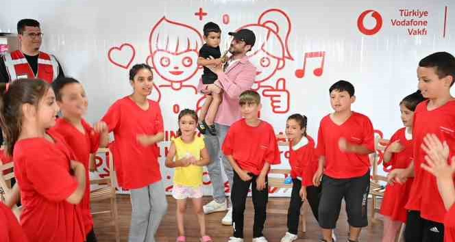 Aras Bulut İynemli, ‘Yarını Kodlayanlar’ projesi için Kahramanmaraş’ta çocuklarla buluştu