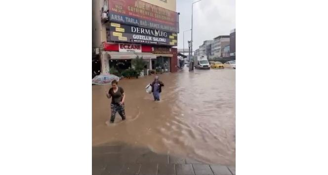 Yağmur İzmir Çiğli’yi vurdu, vatandaşlar dizine kadar sularda yürüdü