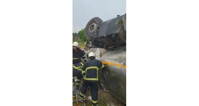 Kırklareli’de otomobil ile tanker çapıştı: Tanker sürücüsünü sıkıştığı yerden itfaiye ekipleri kurtardı