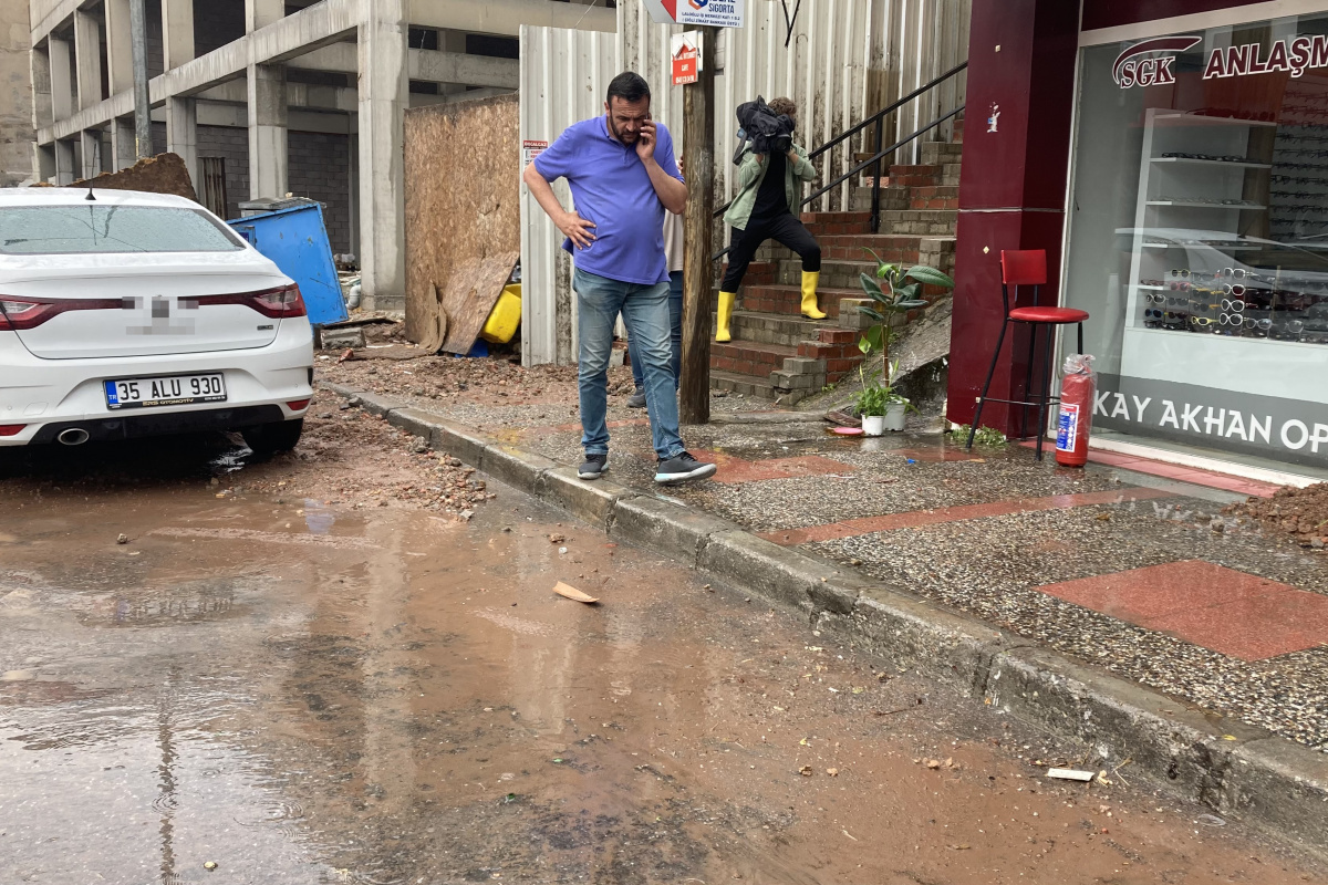 İzmir Çiğli’yi vuran yağış sonrası esnaftan belediyelere isyan