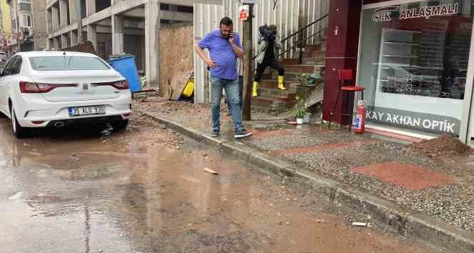İzmir Çiğli’yi vuran yağış sonrası esnaftan belediyelere isyan