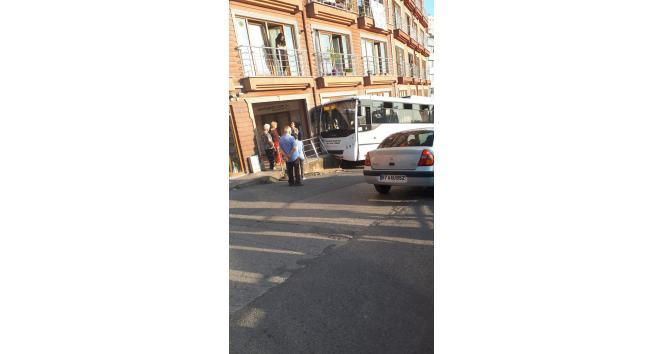 Kontrolden çıkan halk otobüsü duvara çarptı: 2 yaralı