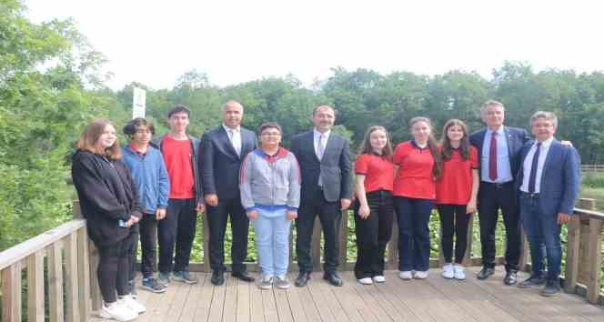 Biga’da deneme sınavlarında başarı gösteren öğrenciler ödüllendirildi