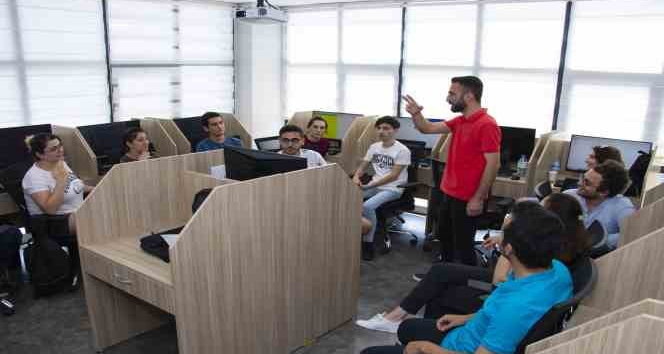 Mercek kursları gençleri geleceğin mesleklerine yönlendiriyor