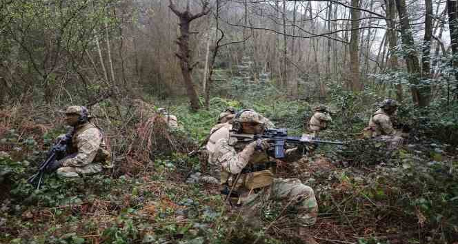SAT Komandolarının helikopter destekli harbe hazırlık eğitimi nefes kesti