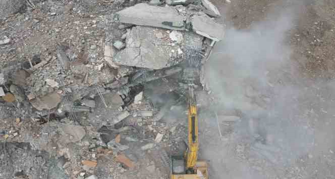 Kahramanmaraş’ta ağır hasarlı binaların yıkımı sürüyor