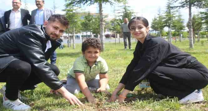 Depremde hayatını kaybeden öğrenciler adına fidan dikildi