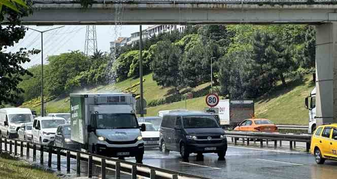 TEM Otoyolu’nda ilginç görüntü: Üstgeçitte boru patladı, sürücüler araçlarını yıkadı